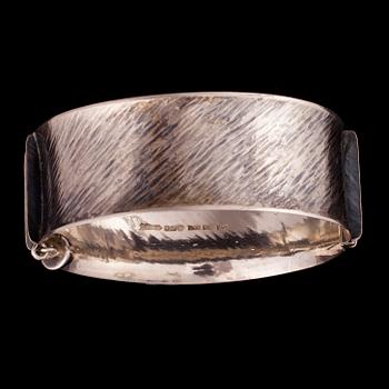 ARMSMYCKE, 813 silver, rökkvarts. Åbo, 1964. Vikt ca 40 g.