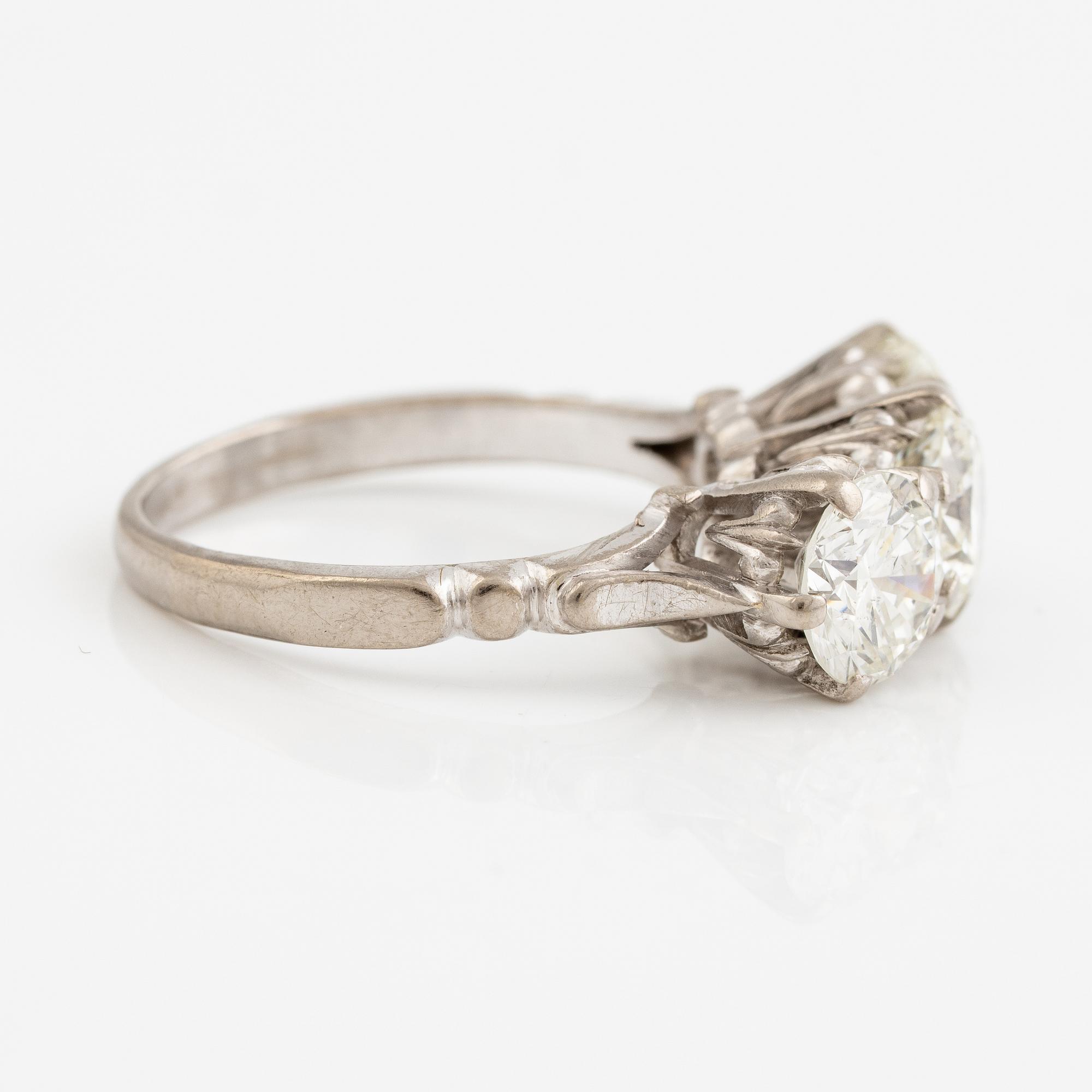 Ring, trestensring, 18K vitguld med tre briljantslipade diamanter.