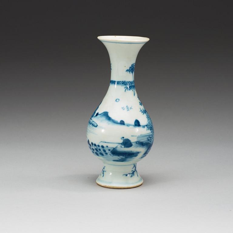 A blue and white vase, Qing dynasty.