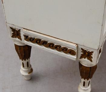 HÖRNBOKHYLLA, gustaviansk stil, 1900-talets första hälft.