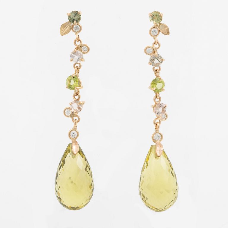 Örhängen, Mandelstam, 18K guld med briolettslipad limekvarts, peridot och briljantslipade diamanter.