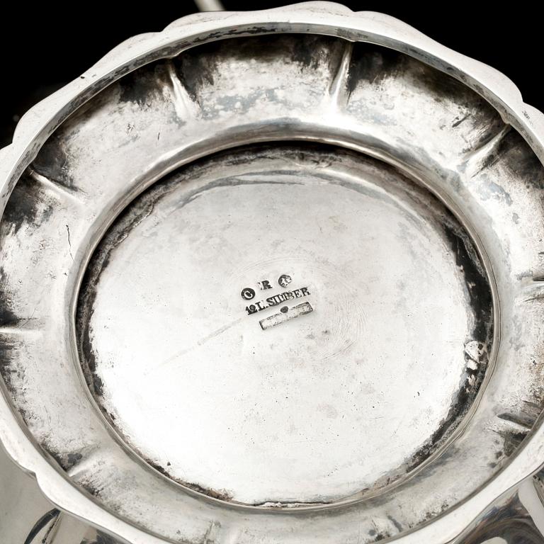 TEKÖK, silver 750/1000, Berlin, Tyskland, 1800-talets slut. Tekannans vikt 1184 g. Rechaud 727 g.