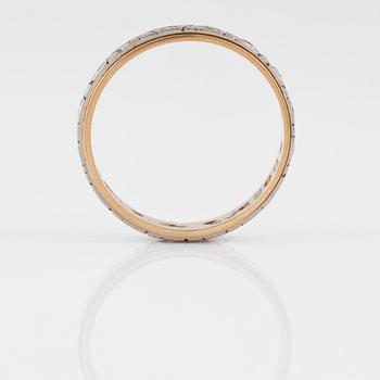 RING, 18K guld och vitguld med åttkantslipade diamanter 0.16 ct, Gustav Dahlgren & Co, Malmö, 1972. Vikt 2,9 gram.