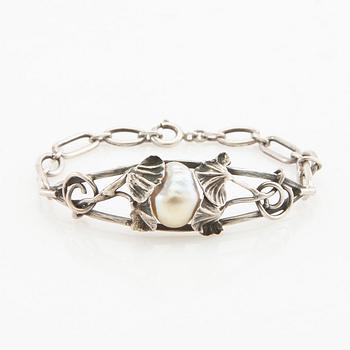 Bracelet Jugend early 20th century silver and baroque pearl.