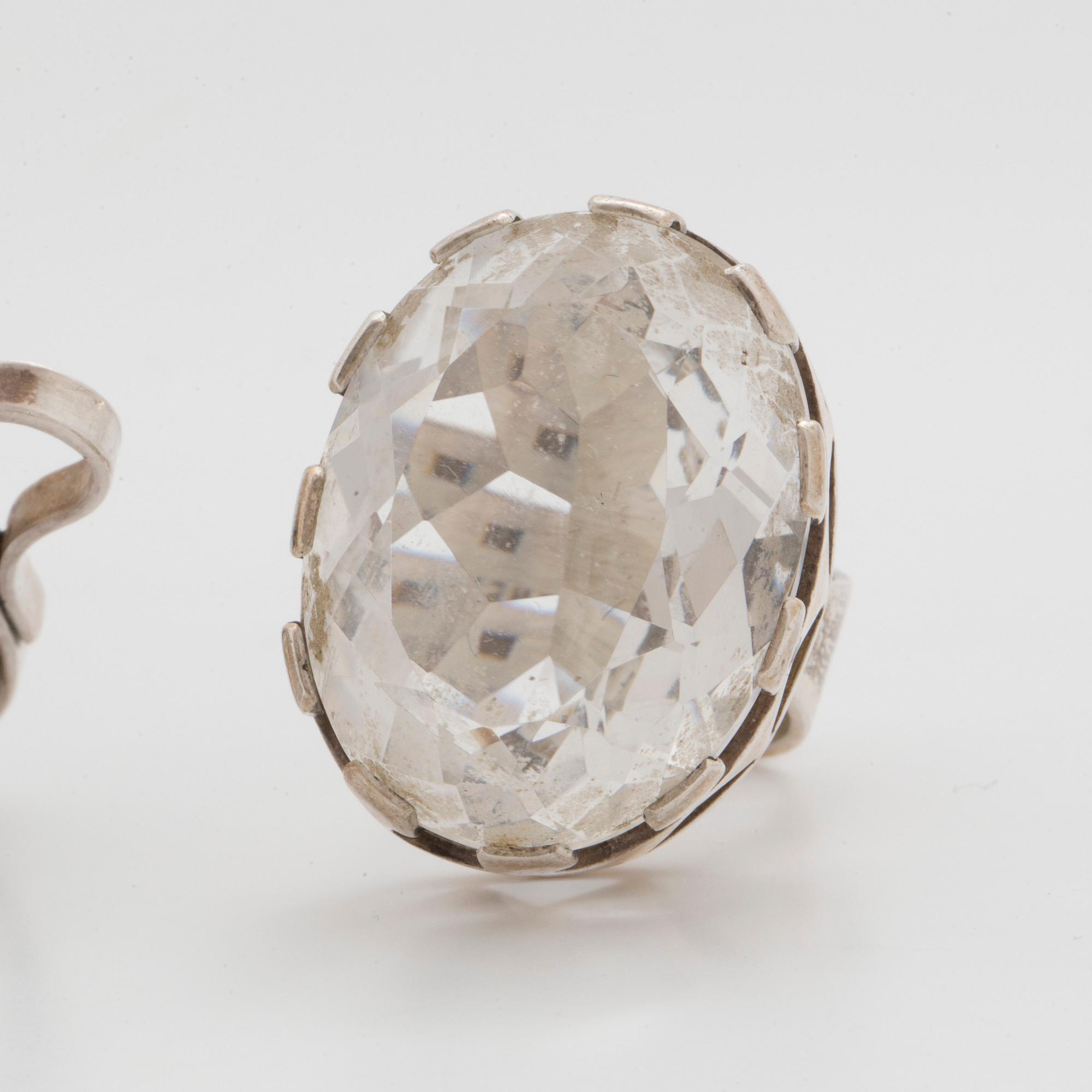 RINGAR, 3 st, varav en med oval bergkristall och lila sten.