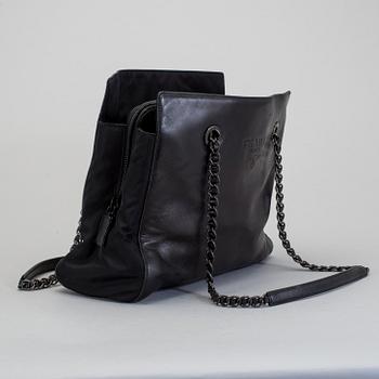 VÄSKA, Prada.