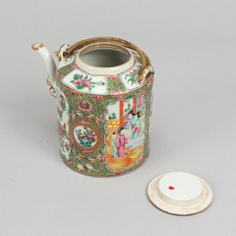 A set of 3 famille rose Canton tea pots and a suger bowl, Qing dynasty, late 19th Century.