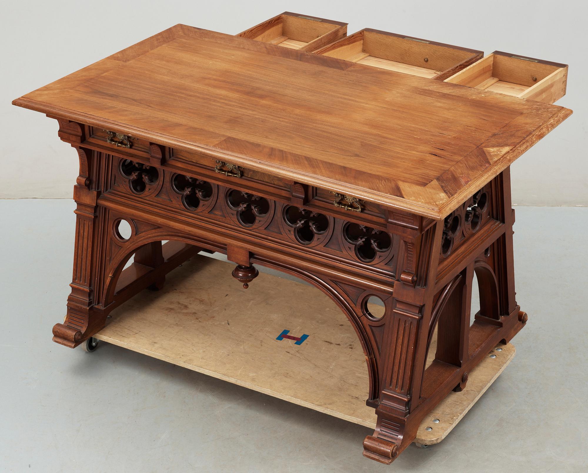 SKRIVBORD, nygotiskt, 1800-talets slut.