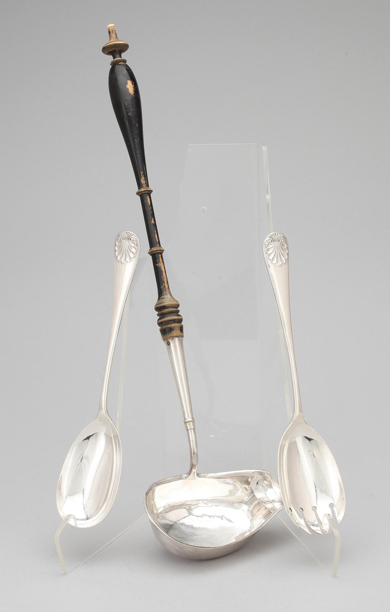 SALLADSBESTICK ett par SAMT SOPPSLEV, silver resp nysilver, bla Sheffield 1902.