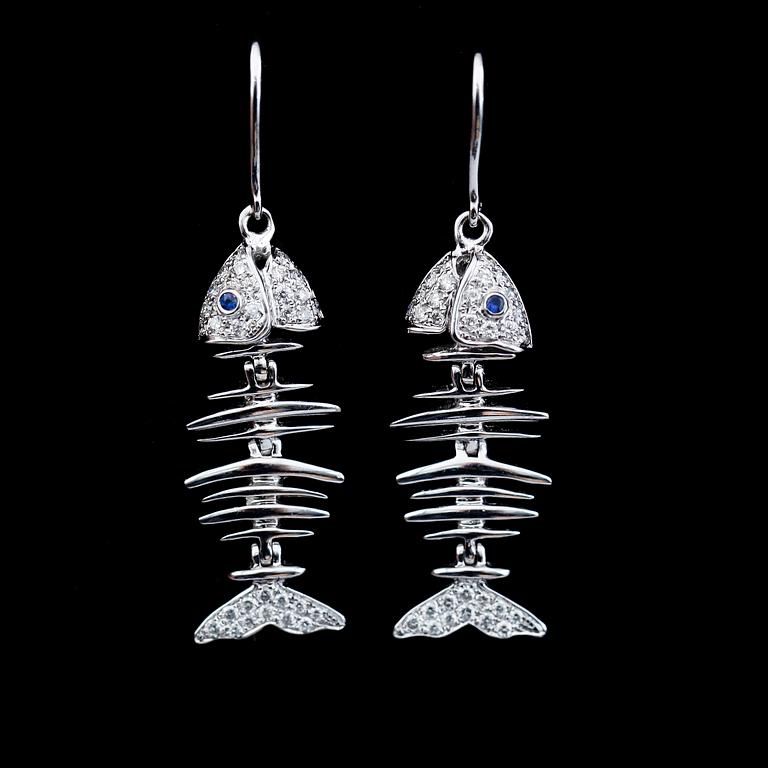 ÖRHÄNGEN, 1 par, 18K vitguld, diamanter tot ca 0.40 ct, mindre safirer.