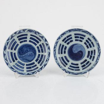 Skålfat, två stycken samt bojan, porslin. Qingdynastin, sent 1800-tal.