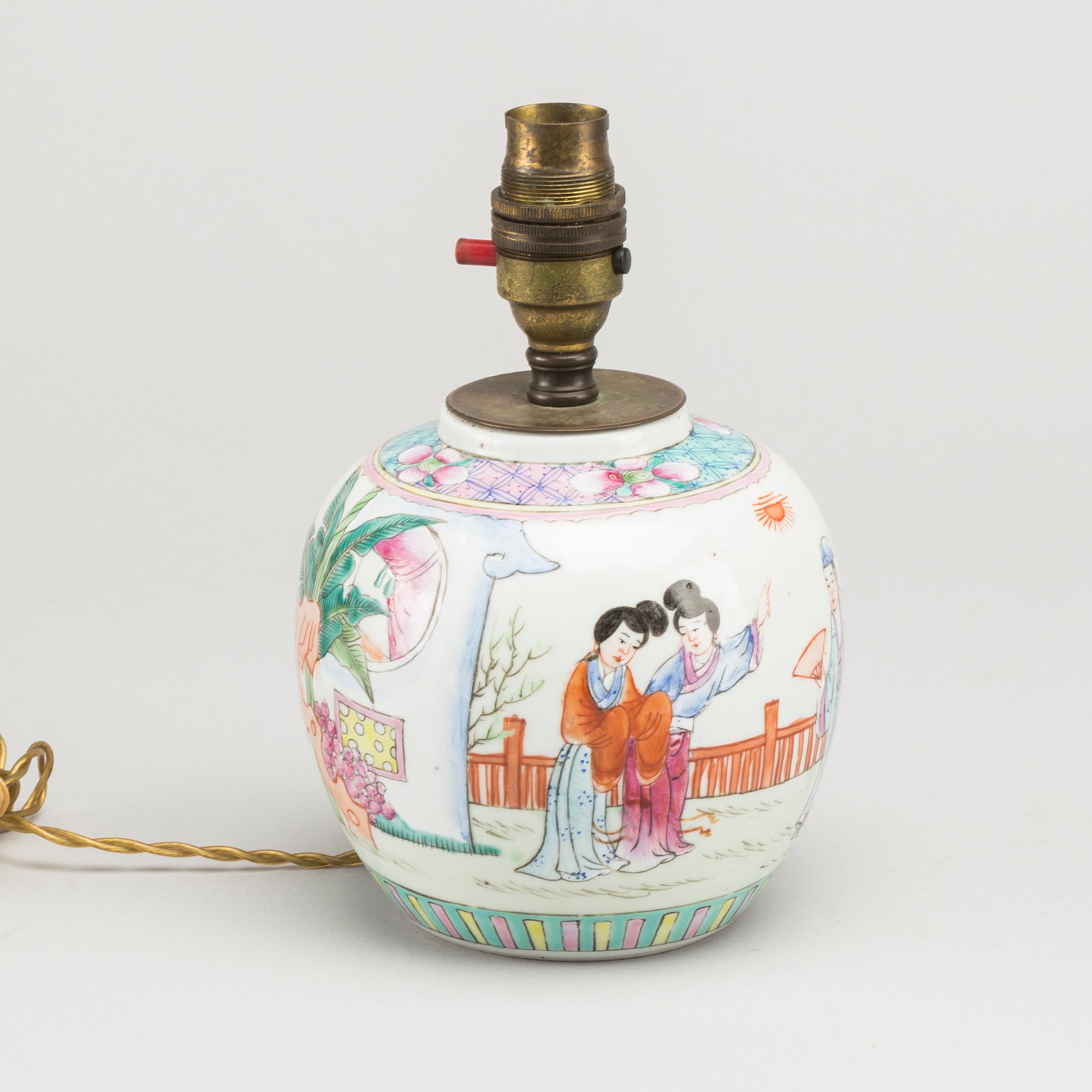 A SET OF 3 CHINESE PORCELAIN FROM THE 18/19TH CENTURY.