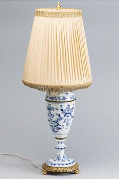 BORDSLAMPA, porslin, trol. Meissen 1900-talets första hälft.