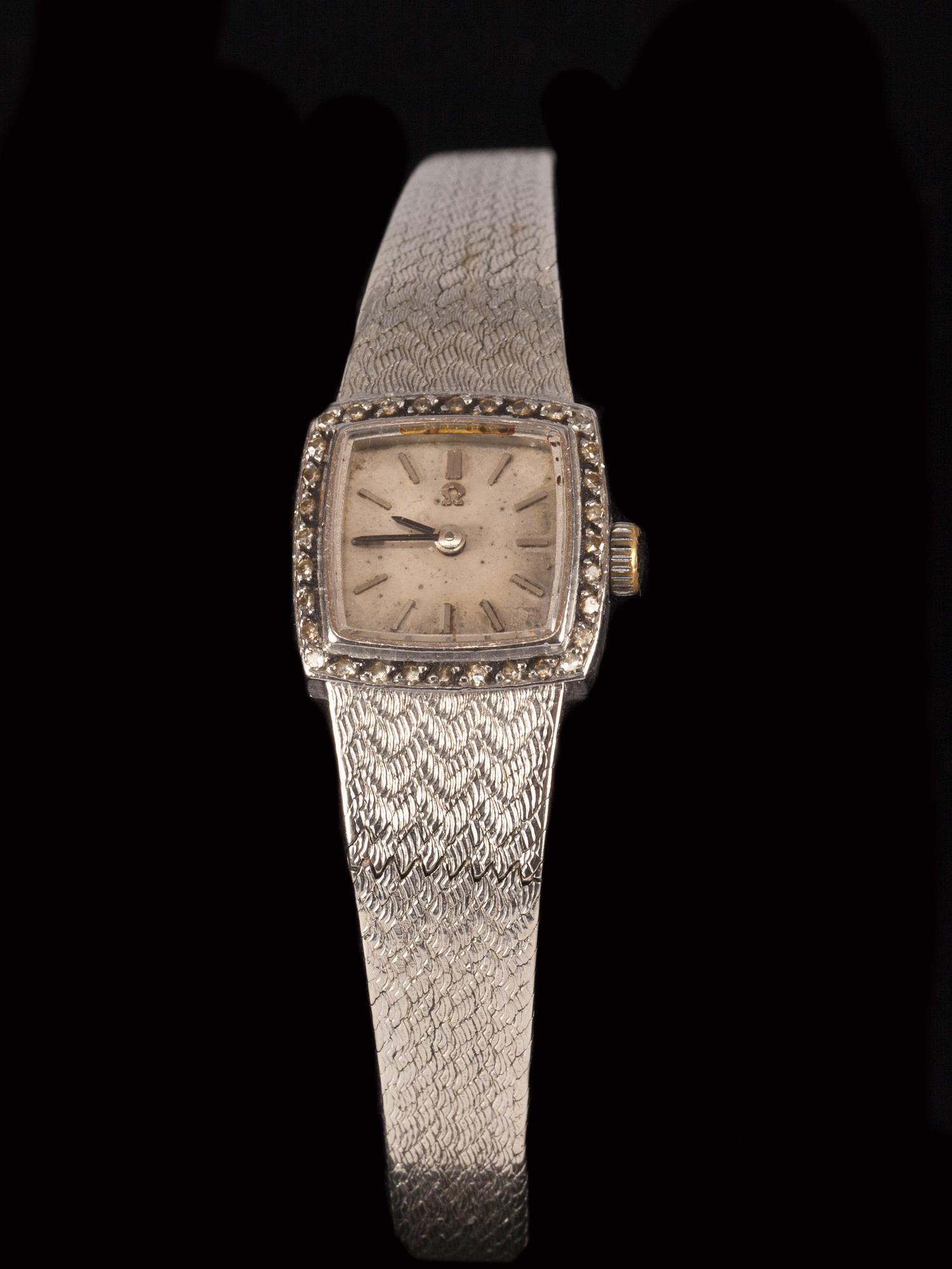 DAMARMBANDSUR, Omega. Länk i 18k vitguld. Urtavla med små diamanter. Vikt tot ca 30 g.
