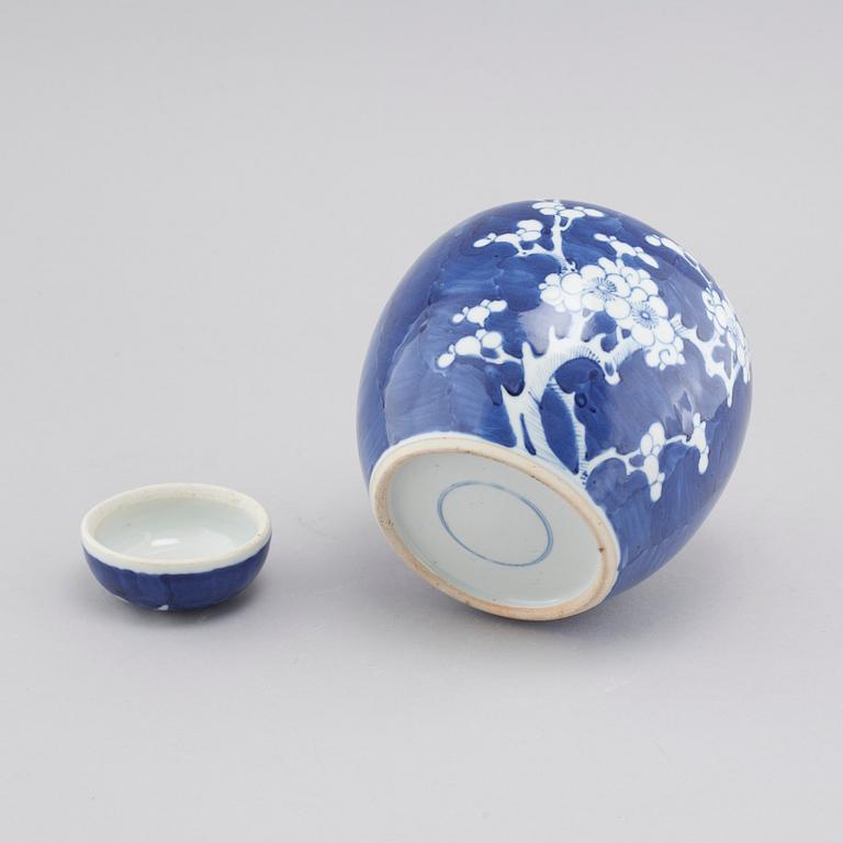 A porcelain jar form China, late Qing dynasty (1644-1912).