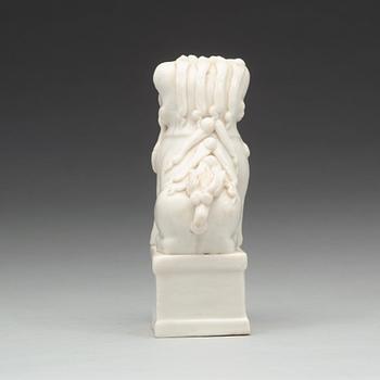 RÖKELSEHÅLLARE, blanc de chine. Qingdynastin, Kangxi (1662-1722).