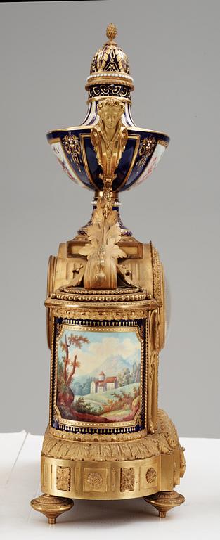 GARNTIYR, fem delar, porslin och brons. Frankrike, 'Sèvres', 1800-tal. Signerat P.D. Boucher.