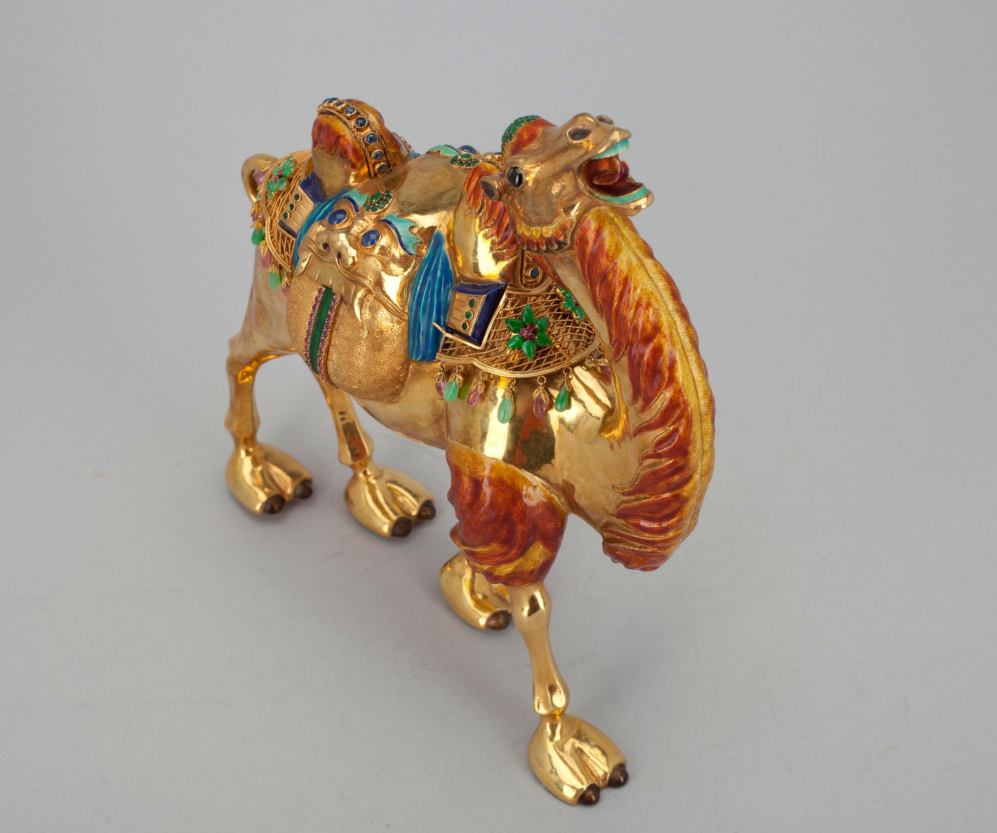 KAMEL, guld 18k, Kina 1970-tal, kontrollstämplad i Finland 1975. Tot. vikt ca 721 g, utan sockel.