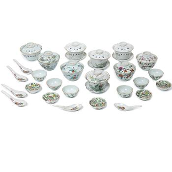 A group lot of Chinese porcelain, early 20th century. (25 pieces).