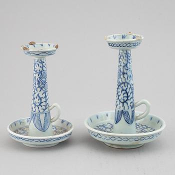 PARTI FÖREMÅL, 2 st, brons samt LJUSSSTAKAR, ett par, porslin. bl.a. Qingdynastin samt 1900-tal.