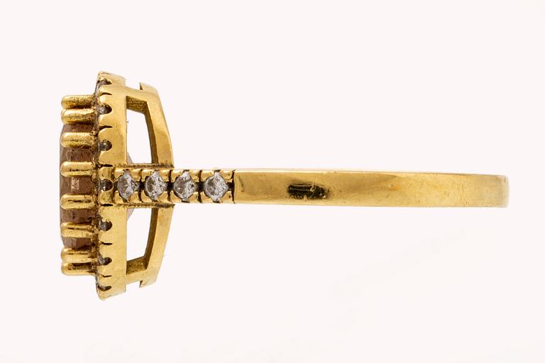 Ring 14K gold with morganite and brilliant-cut diamonds.