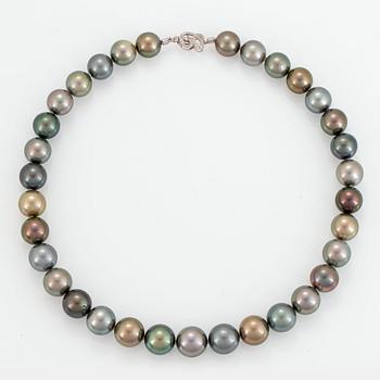 1007. A Tahitian cultured pearl necklace.