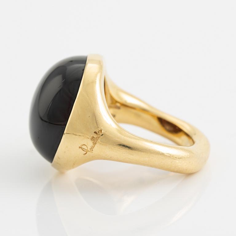 Pomellato, 18K gold and cabochon cut garnet ring.