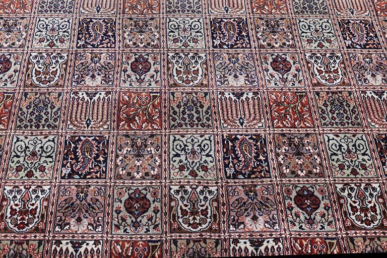 A carpet, Quum, c. 346 x 251 cm.