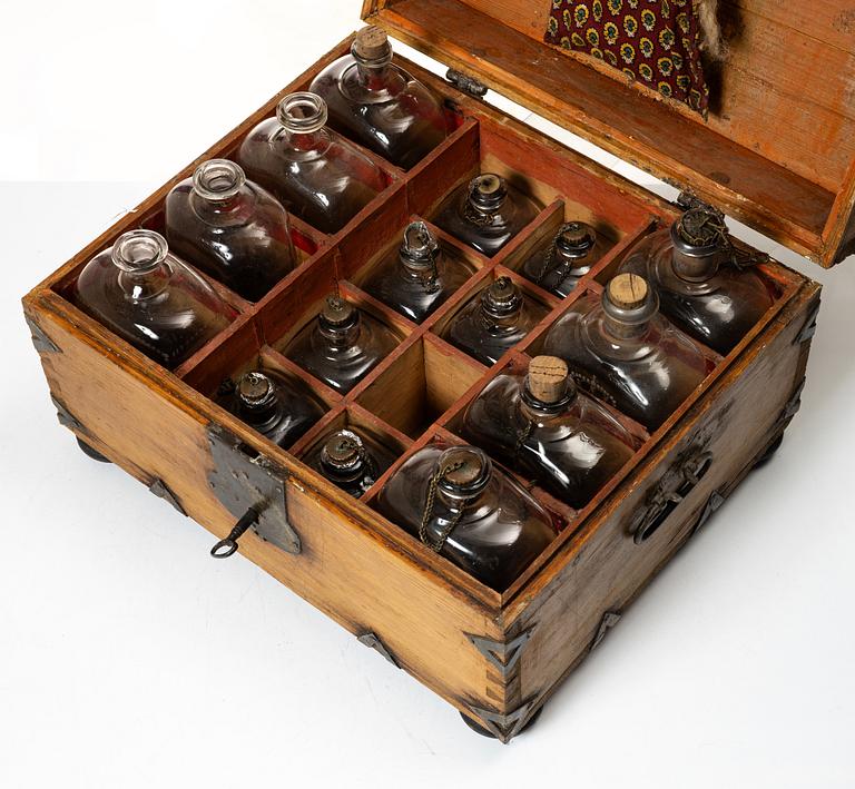 Casket with bottles, 19th century.