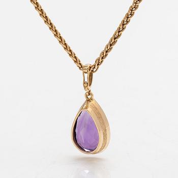 An 18K gold pendant with a dropshaped amethyst with a 14K gold chain. Finnish hallmarks.