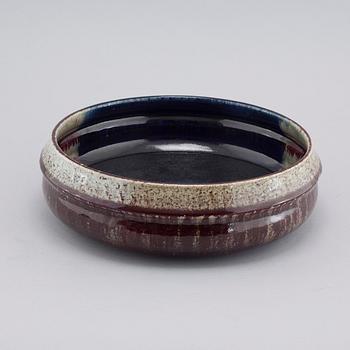 A stoneware bowl by Sylvia Leuchovius for Rörstrands Ateljé, signed SL and dated -71.