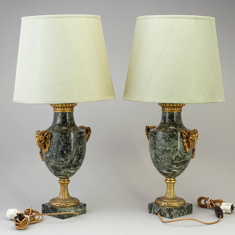 BORDSLAMPOR, ett par, Louis XVI-stil, 1900-talets andra hälft.