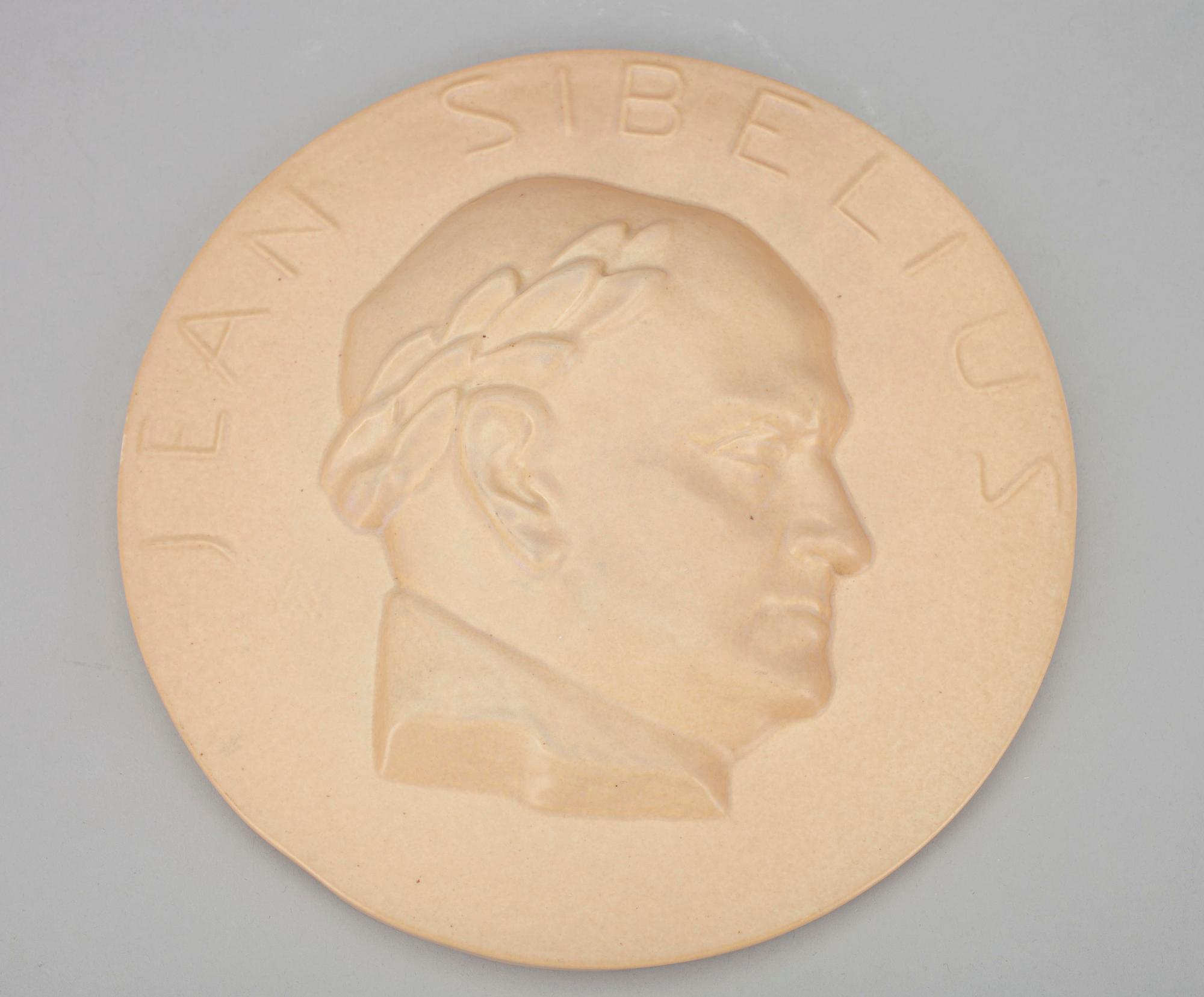 WÄINÖ AALTONEN, relief, keramik, "Jean Sibelius", signerad i godset WA, Arabia 1932-1949.