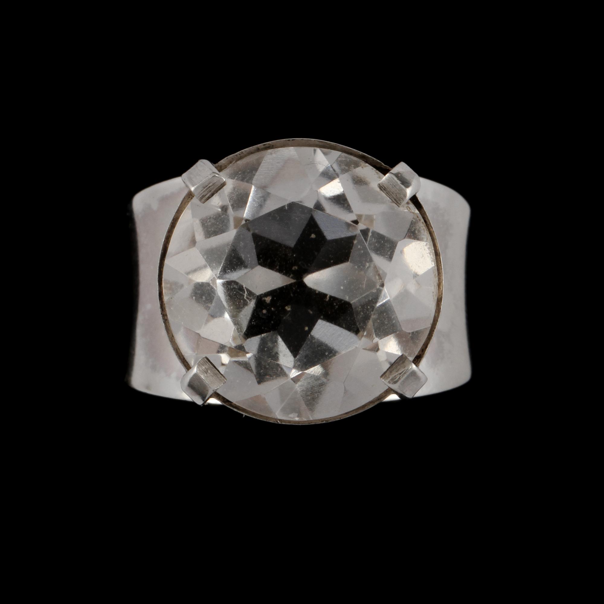 RING, silver samt fasettslipad bergskristall,  Waldemar Jonsson, Skara, 1967. Vikt 9 g.
