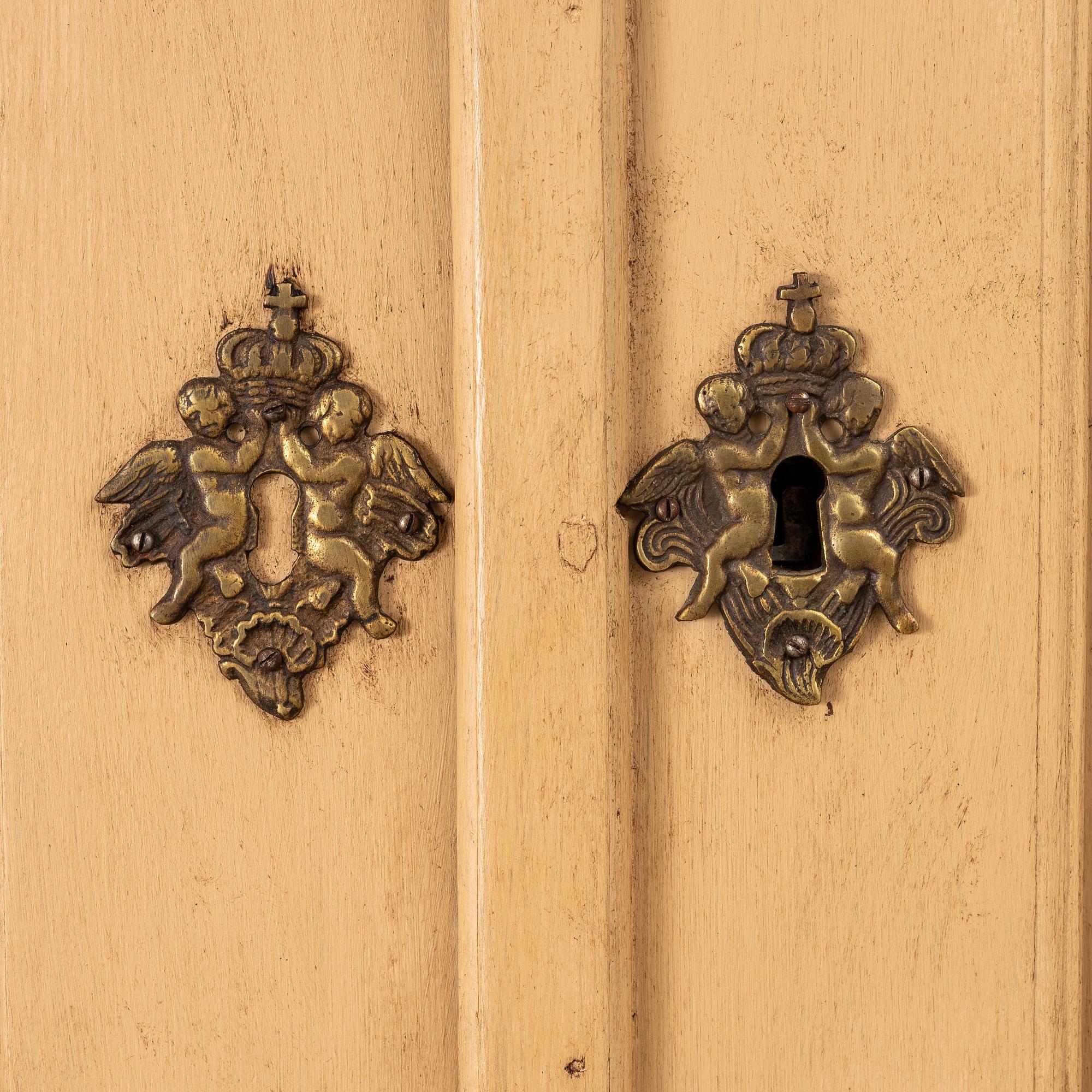 Skåp, gustavianskt, omkring år 1800.