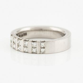 Ring in 18K white gold with princess cut diamonds.