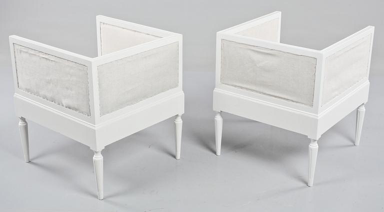 KARMSTOLAR, ett par, gustaviansk stil, 1900-talets andra hälft.
