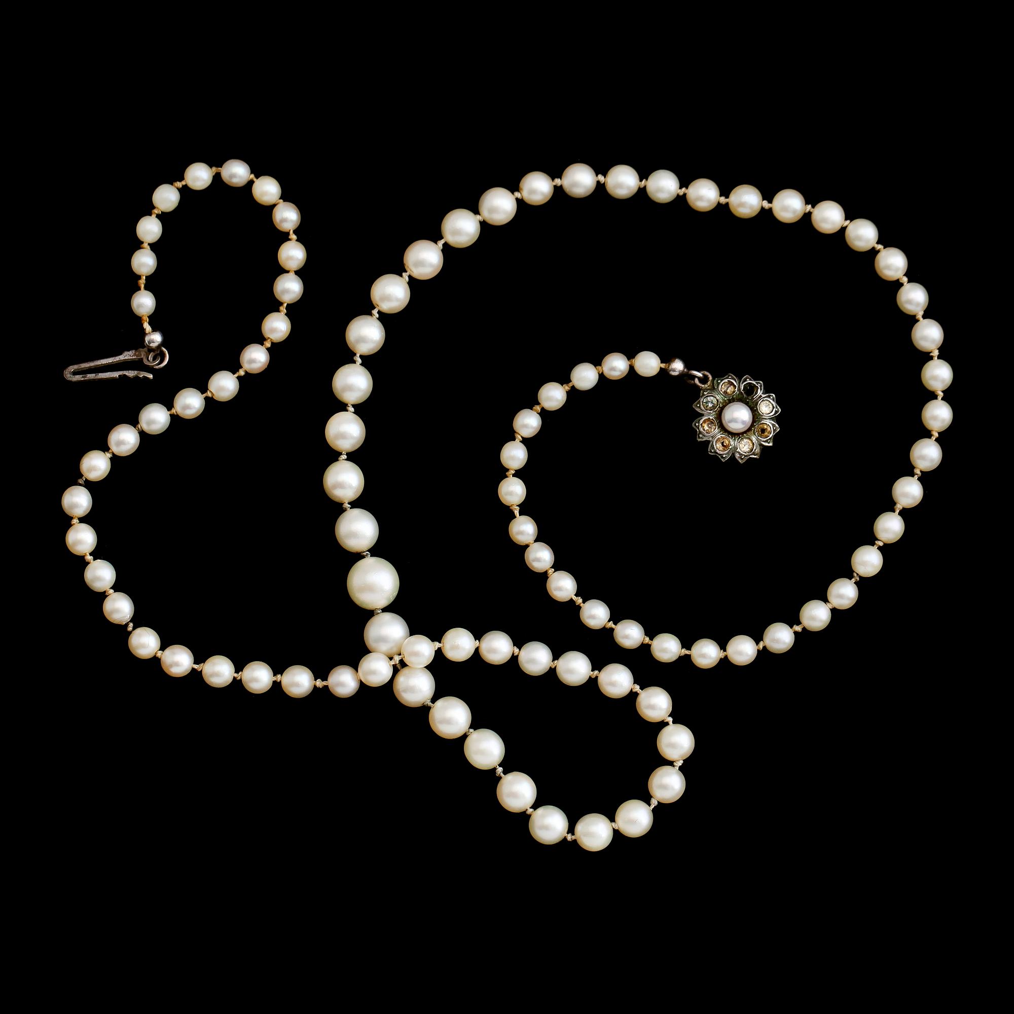 PÄRLCOLLIER, odlade doserade pärlor, silverlås, 1900-talets mitt.