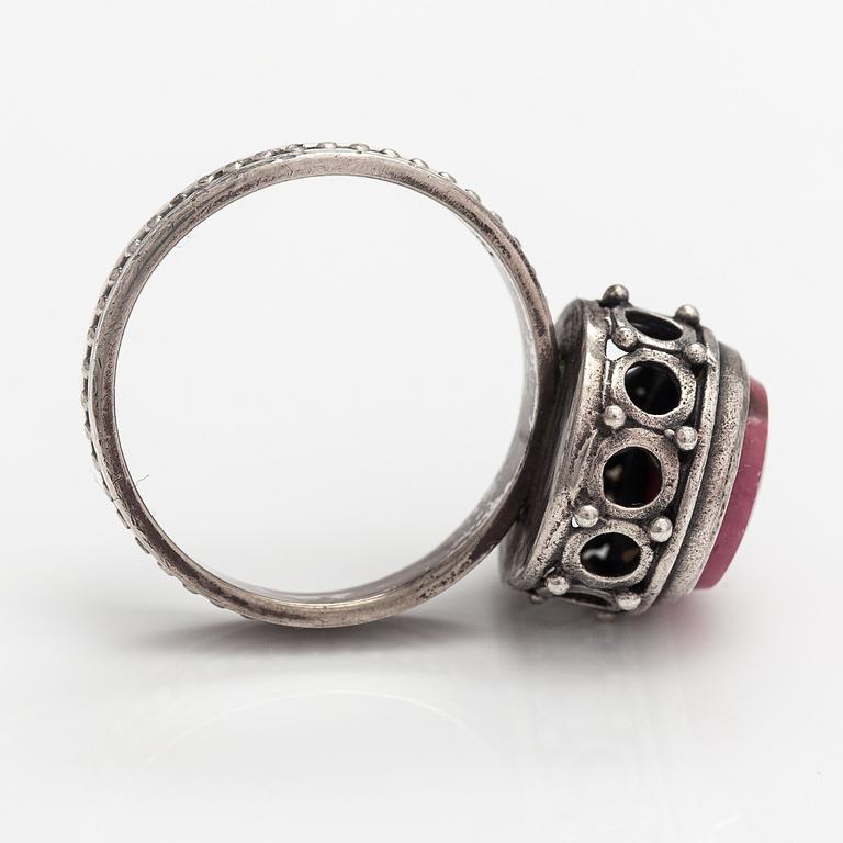 Kai Lindström, Brosch, ring och örhängen, silver, granit. Kalevala Koru, Helsingfors 1968.