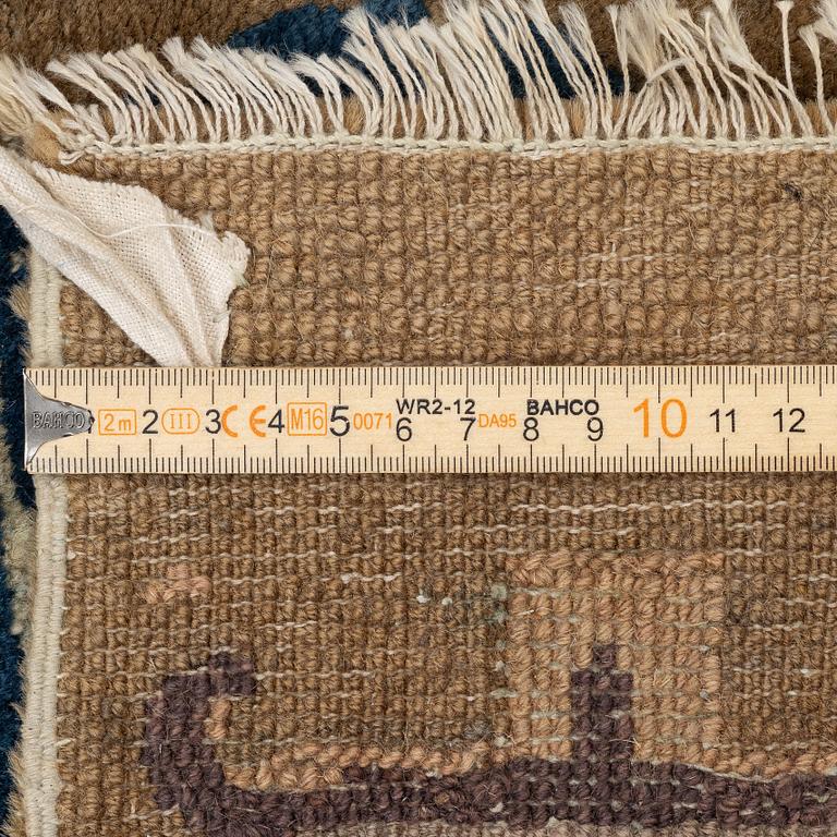 Matta, Kina, antik, ca 122 x 64 cm.
