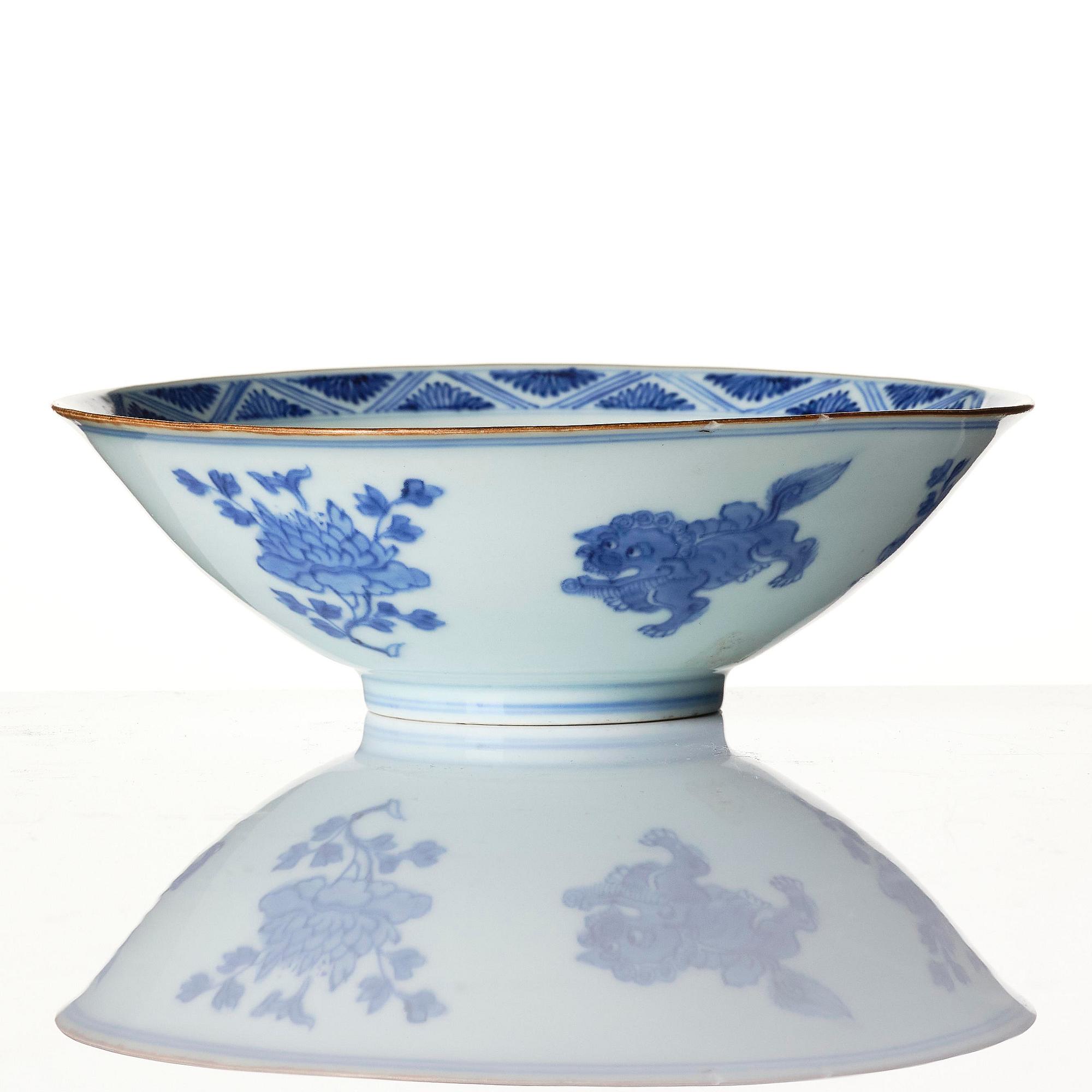 A blue and white bowl, Transition, 17th century.