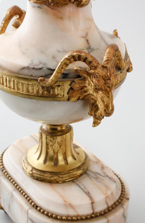 A table clock and two decoratives urn, around year 1900.