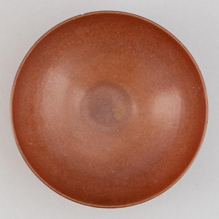 Gunnar Nylund, a set of two stoneware jugs, a bowl and a vase, Rörstrand, 1940's.