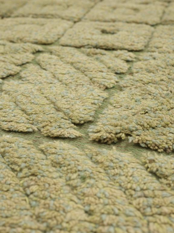 RUG. Knotted pile in relief. Almost circular. Diameter 176,5 - 184,5 cm. Signed I H K.