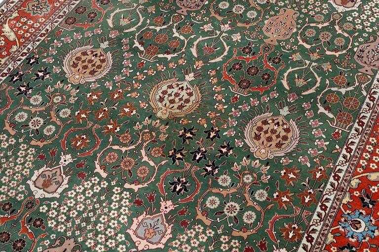 Matta, semiantik Täbris, Nordvästra Persien, ca 291 x 202 cm.