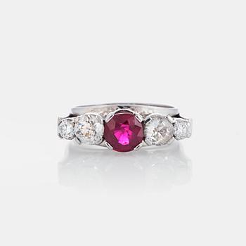 1112. Ateljé Ajour ring med en rubin ca 0.95 ct samt gammalslipade diamanter total vikt ca 1.20 ct.
