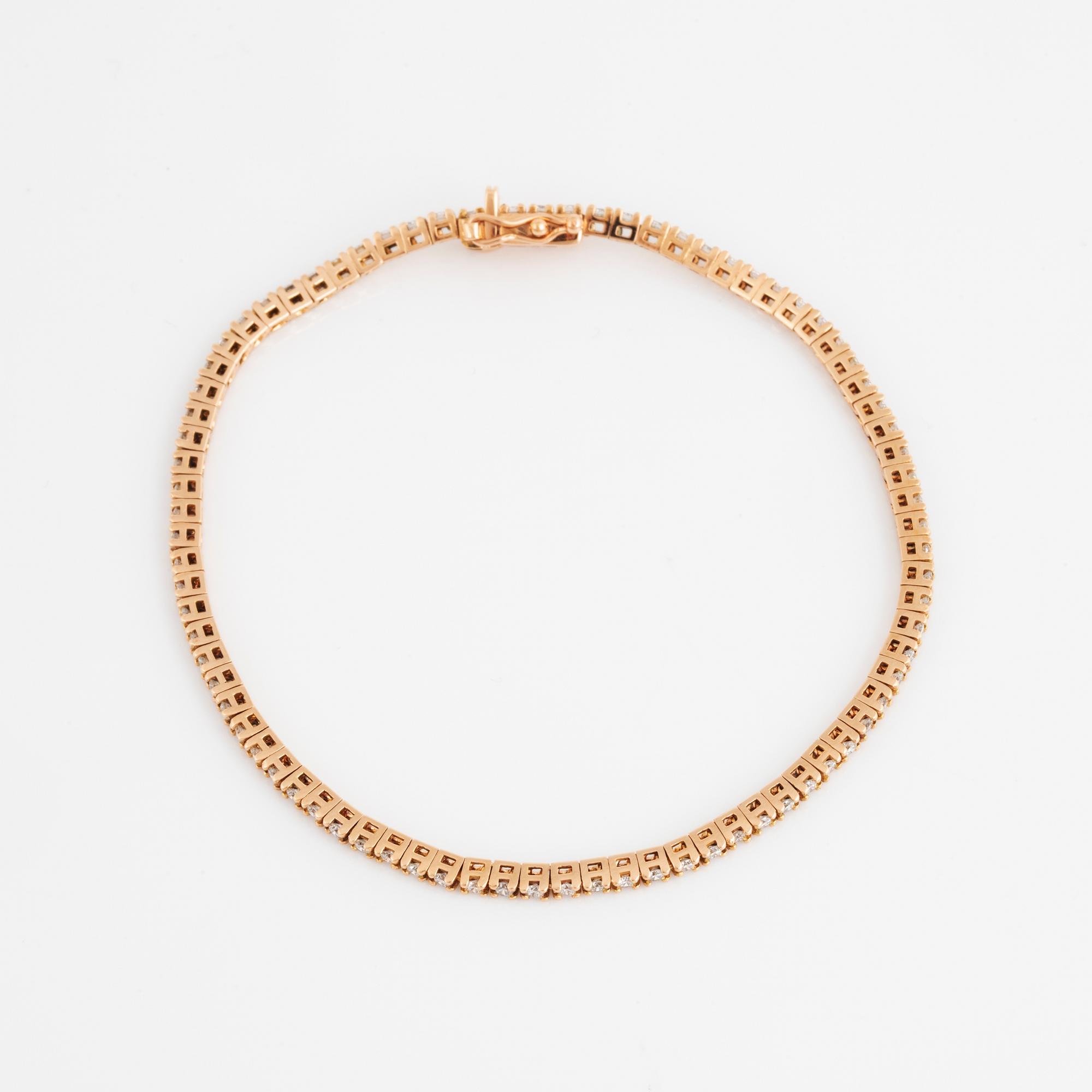 A TENNIS BRACELET in 18K gold set with round brilliant-cut diamonds.