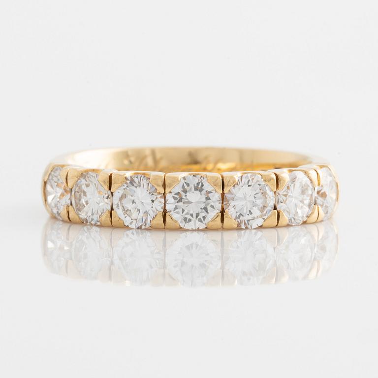 Alliance ring in 18K gold with round brilliant-cut diamonds.