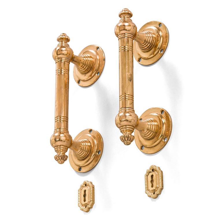 Pair of late 19th/early 20th Century door handles and keyhole fittings.