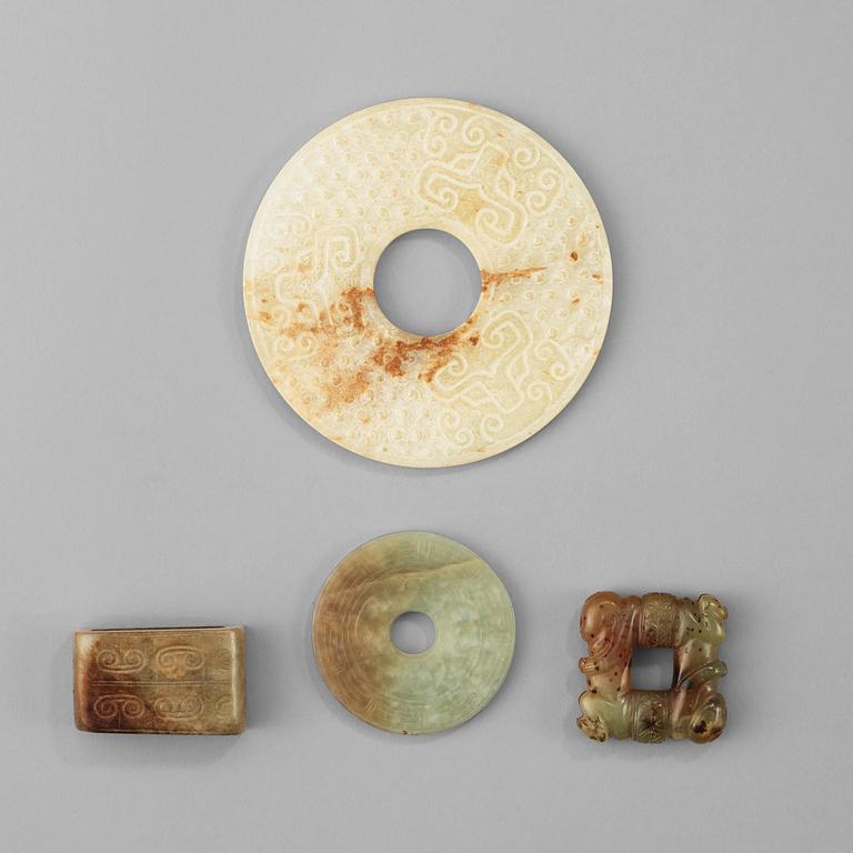 A set of two nephrite bi disc's and two belt buckles, Qing dynasty (1644-1912).